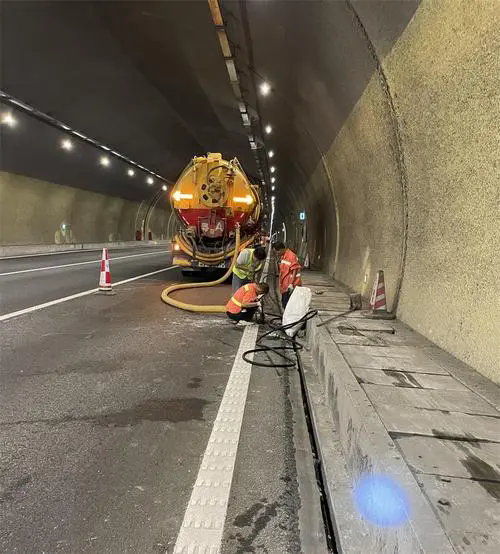 斗门隧道排水渠清淤